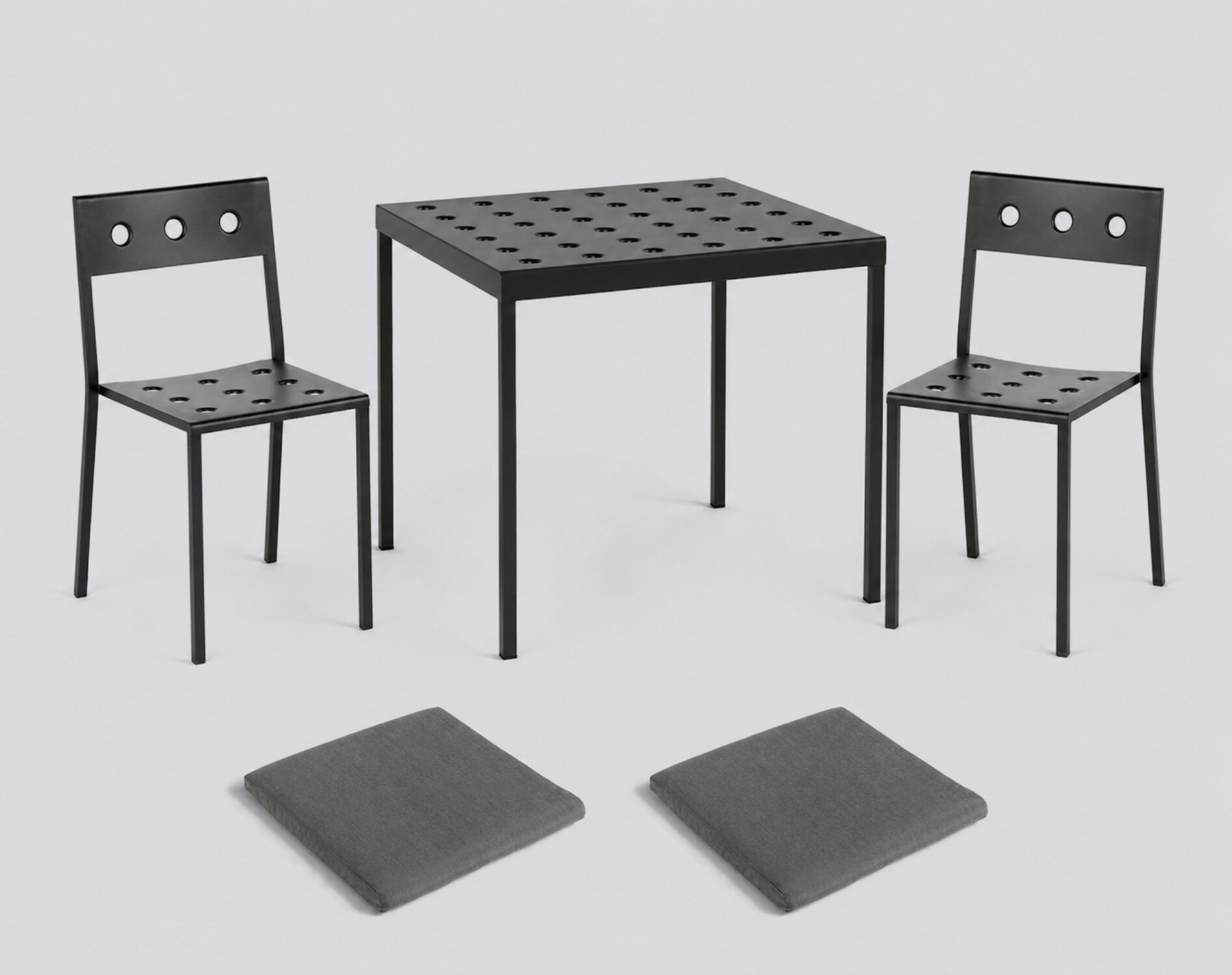 Balcony -Sett med spisebord, 2 stoler og puter -Utstilling