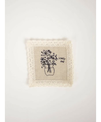 Brodert glassunderlag i bomull med blomstermotiv og blondekant