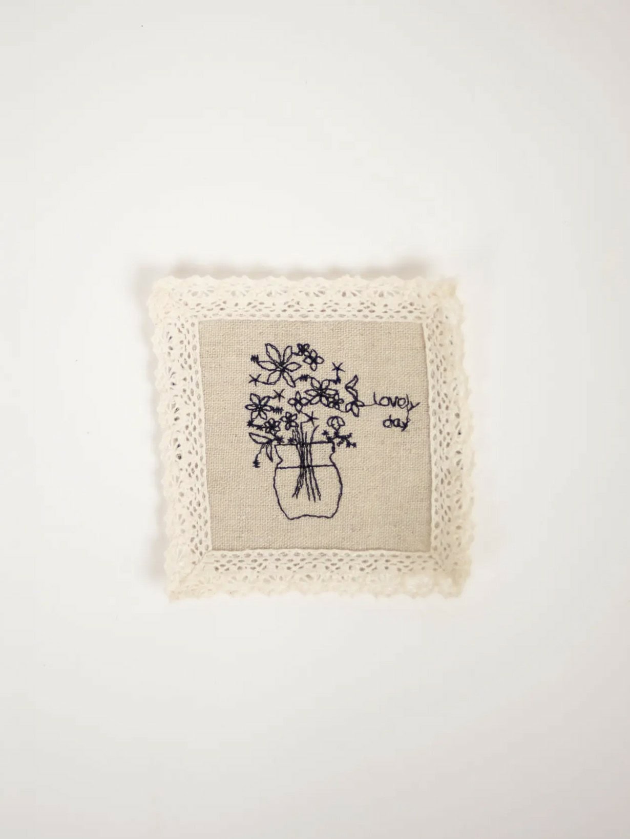 Brodert glassunderlag i bomull med blomstermotiv og blondekant