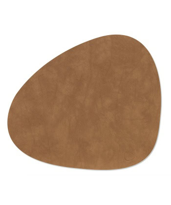 LIND DNA Curve bordbrikke i naturbrunt resirkulert skinn med Leather Nupo-overflate, 37 × 44 cm