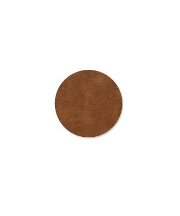 LIND DNA Glass Mat Circle i cognacbrunt resirkulert skinn med Leather Bull-overflate, vist med en keramikkopp