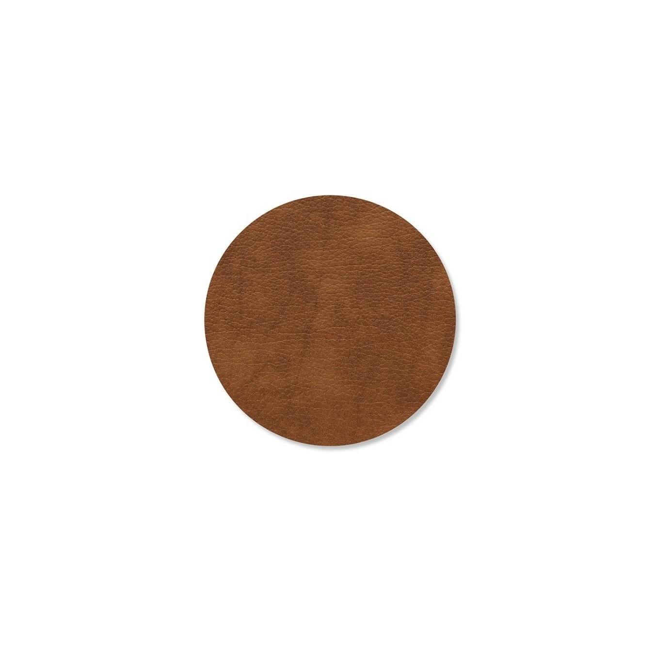 LIND DNA Glass Mat Circle i cognacbrunt resirkulert skinn med Leather Bull-overflate, vist med en keramikkopp